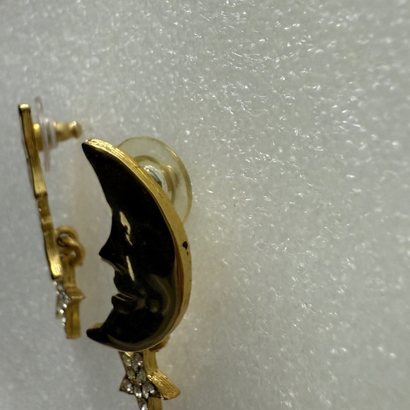 Pair of gold colored cresent earings with star dangle - Picture 4 of 4